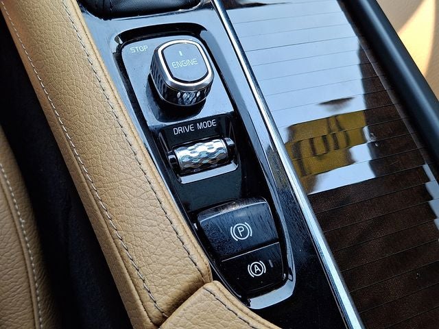2017 Volvo XC90 T6 Momentum